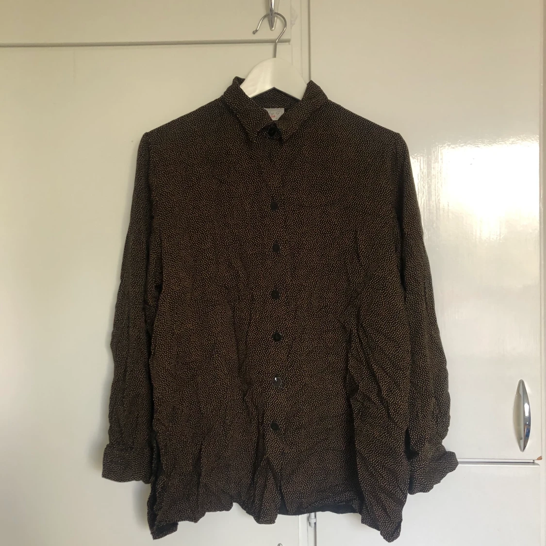 Brunprickig skjorta  - 90
