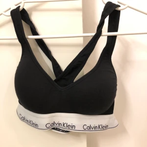 Calvin klein bh - En Calvin Klein bh i storlek S, säljer pågrund av att jag inte kan ha den längre. Bra skick!