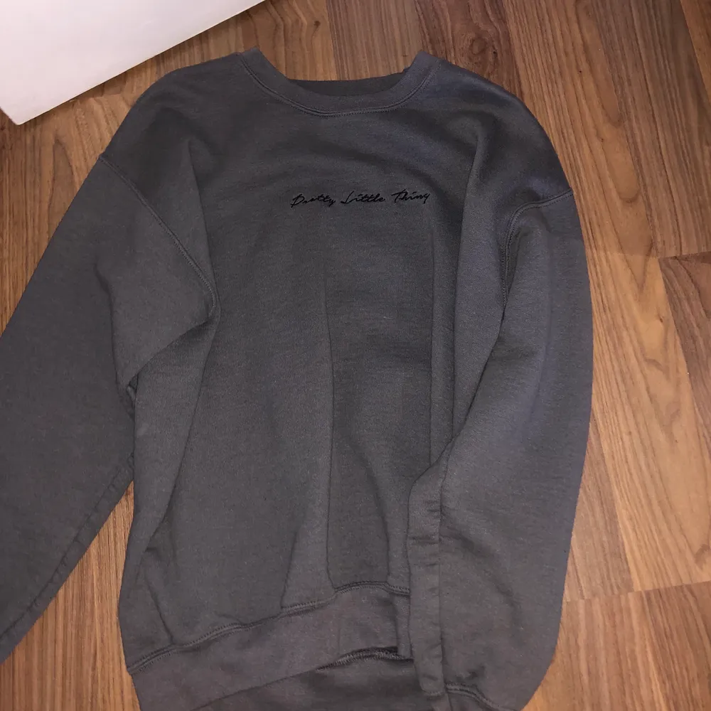 Sweatshirt i en mer mörkgrå färg Storlek S i mer oversize modell Från prettylittlethings. Hoodies.