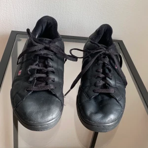 Reebok herrskor  - Ett par svarta herrskor i storlek 42 från Reebok.