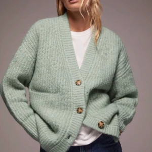Grön cardigan  - Jätte fin trendig cardigan från Sara skulle nog säga att det passar XS-M beroende på hur man vill att  den ska sitta! Var inte riktigt min stil dock, buda från 100 kr!