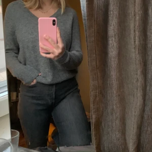 stickad grå tröja XS  - Grå v-ringad stickad Tröja ifrån H&M, storlek XS känns dock som en S/M då den är stretchig. 