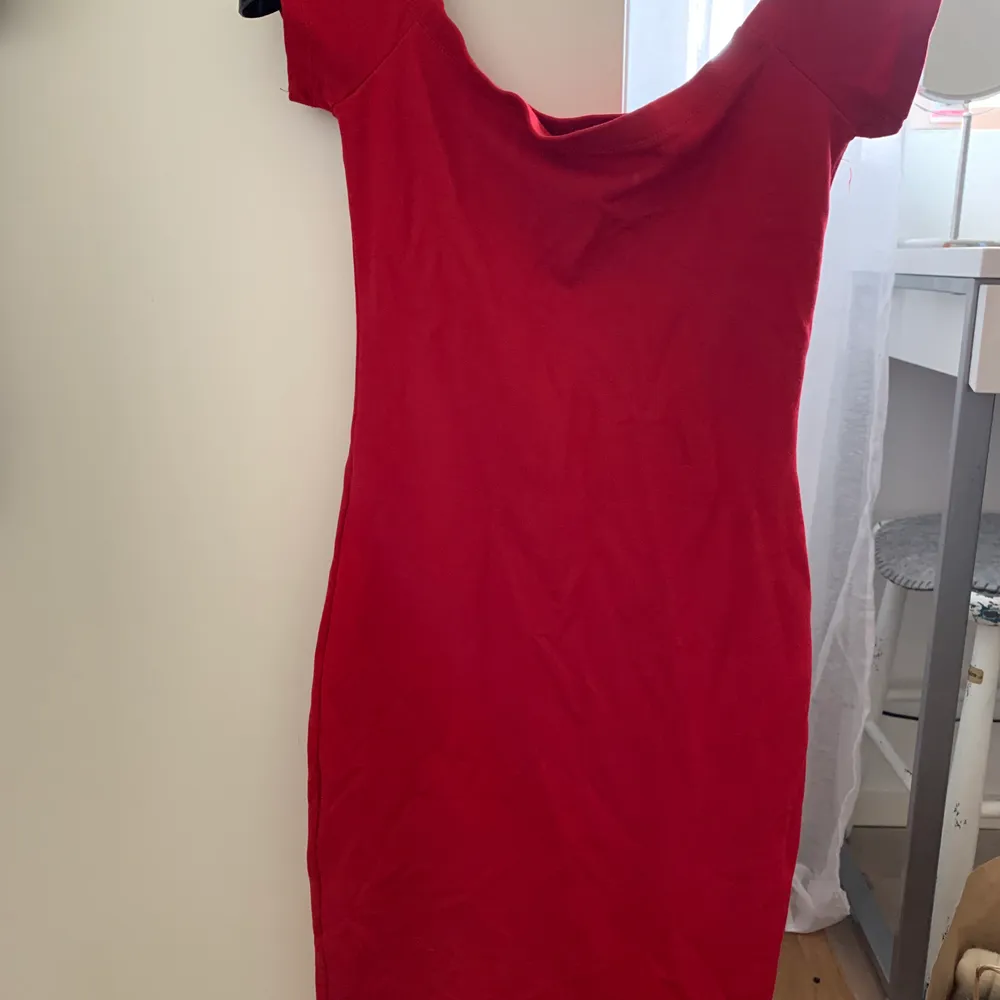 Tajt röd klänning från bikbok storlek XS, stretchigt material. Tillkommer frakt . Klänningar.