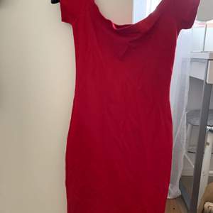 Tajt röd klänning från bikbok storlek XS, stretchigt material. Tillkommer frakt 