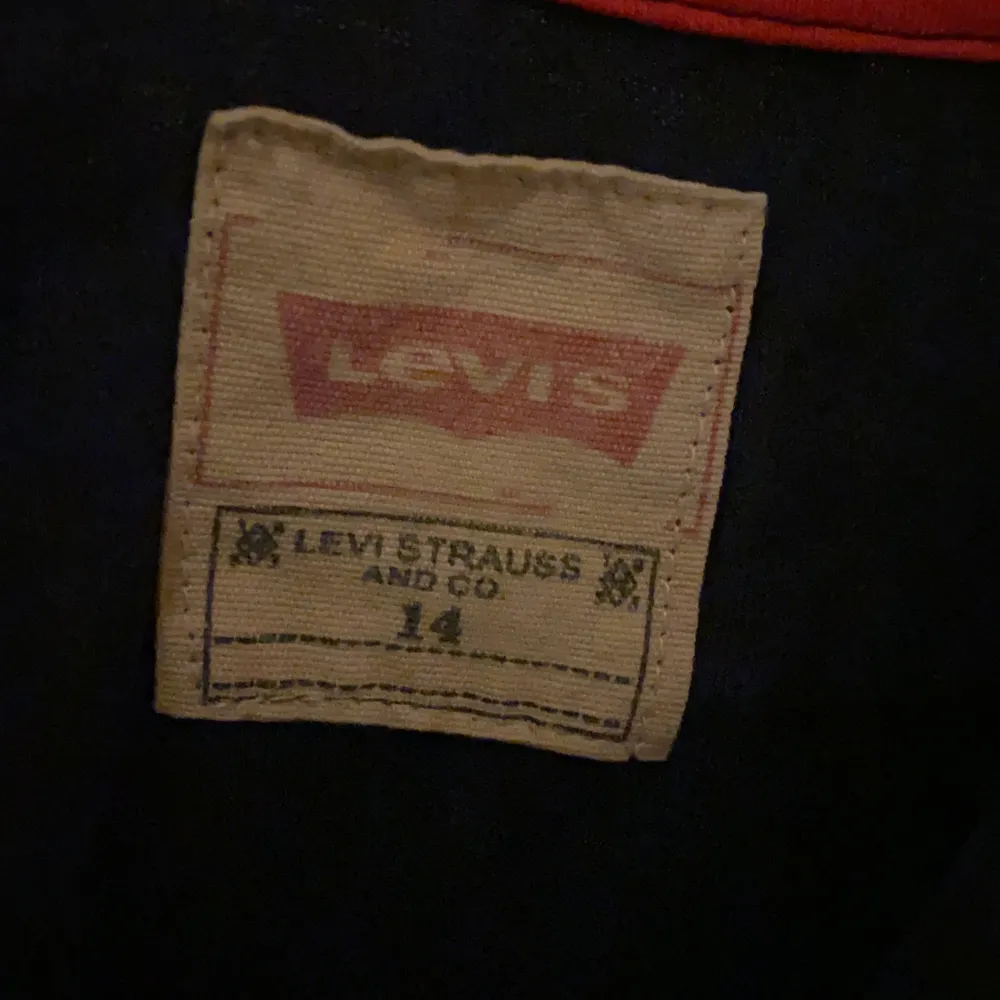 Mörk blå levi’s tröja storlek S fast den är lite oversize oanvänd köpt på Levi’s säljs för att jag inte har en användning av den köpt för 400kr . Tröjor & Koftor.