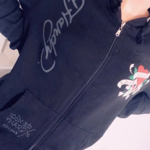 EdHardy - Säljer nu min älskade Ed Hardy kofta då den inte kommer till användning😭 Storlek XXL men passar XS/S/M beroende på hur man vill att den ska sitta. Skriv gärna för fler bilder ❣️Bud