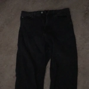 Mom jeans mörkgrå - Säljer för 100 kr med gratis frakt!