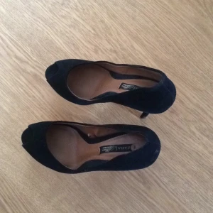  - Snygga peeptoe skor från Zara. Använda 1 gång. 