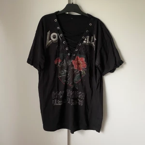 Grunge t-shirt med snörning - Grunge t-shirt med snörning, var en krage över men den klippte jag bort, något oversized, fri frakt✨