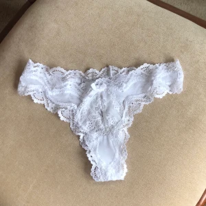 HELT NYA stringtrosor - Vita stringtrosor från Gina Tricot, aldrig använda då jag köpte en storlek för liten och glömde lämna tillbaks