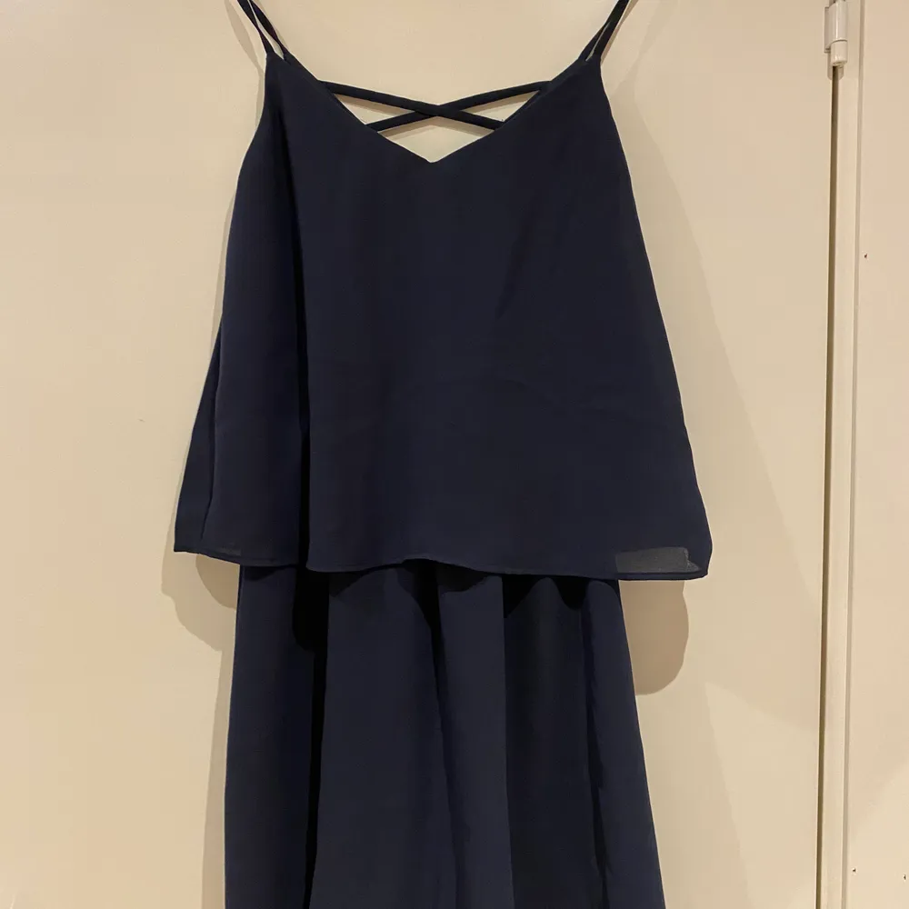 Blå klänning med fina detaljer i storlek XS. Fint skick. . Klänningar.