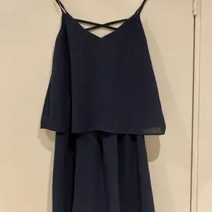 Blå klänning med fina detaljer i storlek XS. Fint skick. 