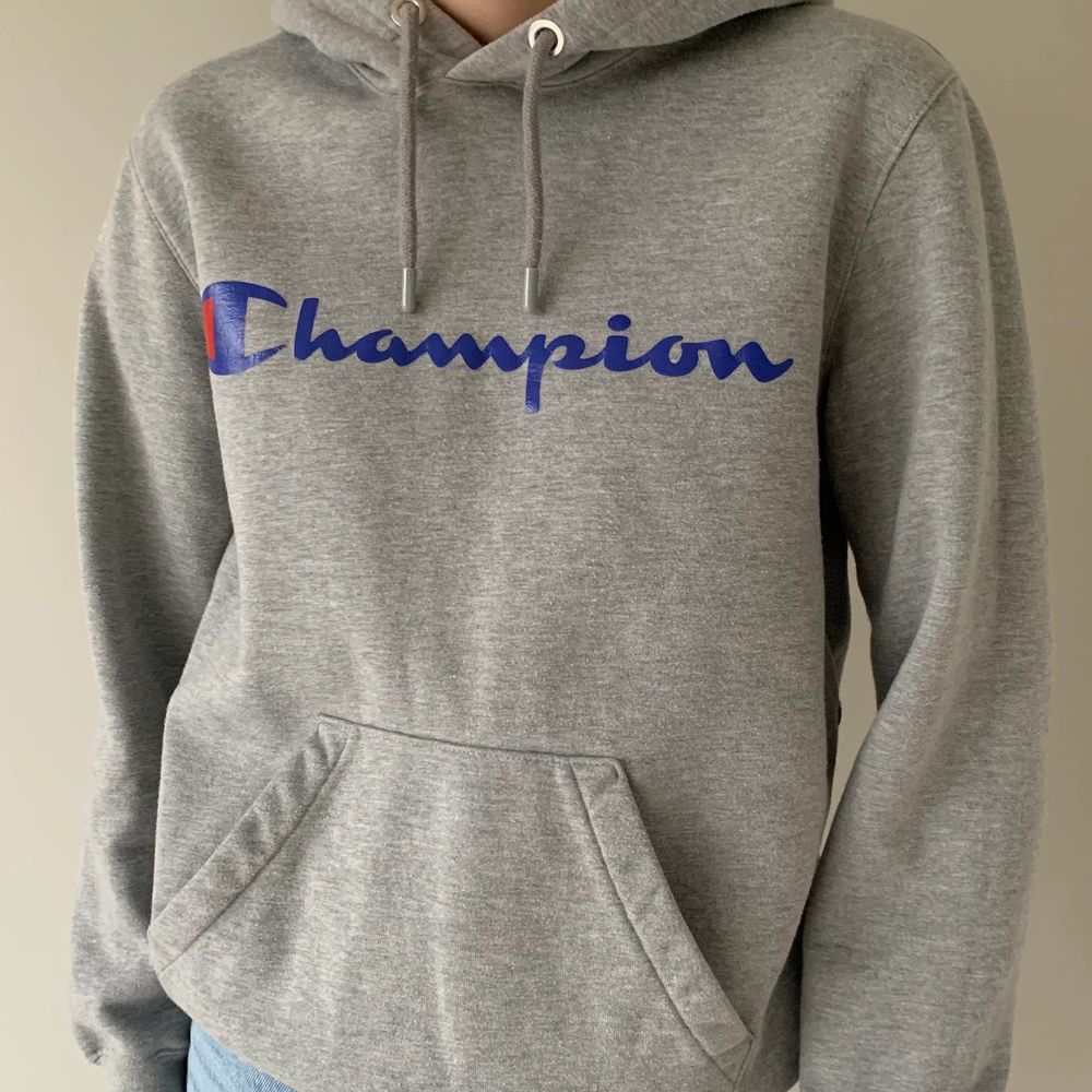 Grå CHAMPION hoodie | Plick Second Hand