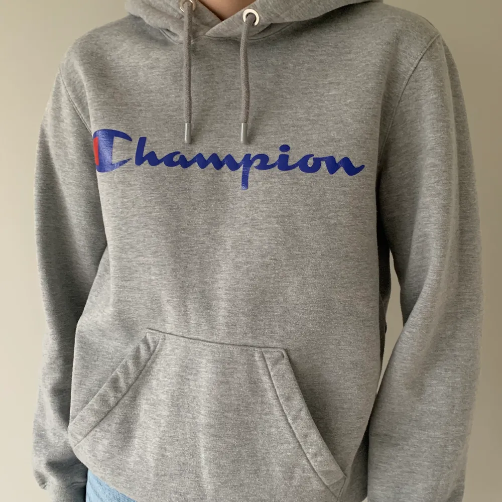 Säljer denna gråa CHAMPION hoodie i storlek S, passar XS/S. Fint skick, använd fåtal gånger. Spårbar frakt tillkommer på 63 kr. Tröjor & Koftor.
