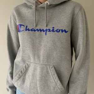 Grå CHAMPION hoodie  - Säljer denna gråa CHAMPION hoodie i storlek S, passar XS/S. Fint skick, använd fåtal gånger. Spårbar frakt tillkommer på 63 kr