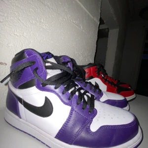 Jordan 1 Court purple - Intressekoll på mina Jordan 1 court purples. Size är 42,5. Skick: 8,5-9/10. Tar bud ifrån 2500!!. Kan frakta, eventuellt står köpare för frakt om inte annat anges.