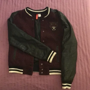 Storlek 36 - Själjer min jacka/kofta från hm som tyvvär är för liten, ganska väl använd men endå i bra skick. Startpris är 150 och köparen får stå för frakt 💕💕