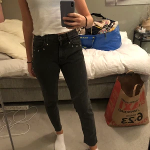 Gråa jeans H&M st 38 - Hej! Jag ska sälja dessa ursnygga gråa jeans från H&M i st 38. De passar även mig och brukar ha 34/36 i byxor och sitter därför inte alldeles för tajt. Skriv vid intresse. Högstbjudande får dem. Nästan aldrig använda, mycket bra kvalitet. ( är 170 cm ) 