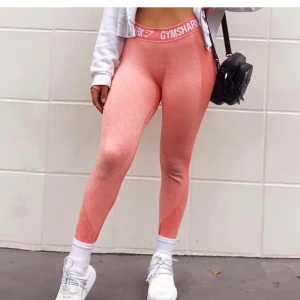 Gymshark ”Set” BUDA - Säljer ett par rosa ”Gymshark Flex leggings” och en ”Gymshark Hoodie” som ett set. Båda plaggen är nästan inte alls använda och i väldigt bra skick. Nypris för båda plaggen är 800kr. 
