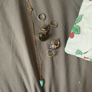 Olika smycken - Säljer lite olika smycken, vissa second hand och Några av dem är från other stories. Säljer varje ring för 100 kr styck 