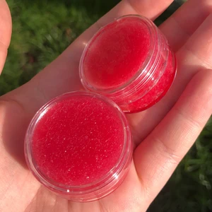 Lipscrub med smak av bubbelgum💞🍓 - Återfuktande lipscrub med en supergod smak av bubbelgum! Endast 29 kronor!!!(inkl frakt)💞💞