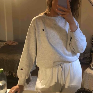  - Ljus grå champion sweatshirt - frakt ingår i priset