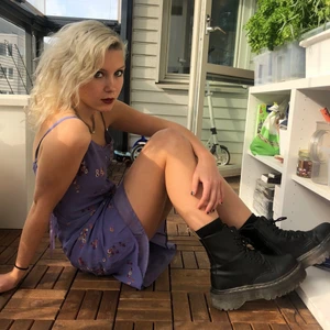 Klänning - SUPER CUTE purple flower print dress with such an aesthetic y2k vibe to it! Brand new condition💜🦄🧞