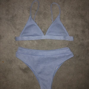 Ljusblå, virkad och högmidjad oanvänd bikini - Säljer min oanvända bikini från Shein. Säljer pga för stor i underdelen. Storlek M. Virkad. Högmidjad. Frakt tillkommer på 45kr!