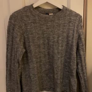 Grå stickad tröja - En mysig grå räfflad tröja💗 frakt ingår ej💗