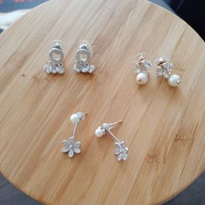  - 3 stycken örhängen. 40kr per örhänge. Paketpris 140kr. 