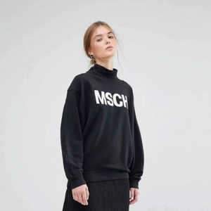  - Oversize sweatshirt med hög krage från Moss Copenhagen. OBS! tröjan jag säljer är mörkgrå med lila text(bild 2 och 3) - bild 1 är i annan färg och för att visa passform! Nypris ca 700kr och sparsamt använd🌸 