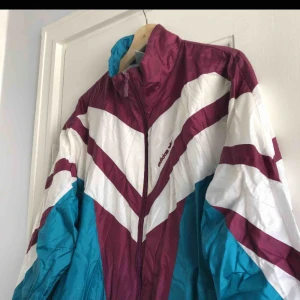  - En windrunner från Adidas. Storlek 36/small, damstorlek. (Mer turkos irl). Skick: 7/10. Levereras nytvättad. Finnes på Södermalm, Stockholm. Kan postas men då står Du för frakten, (59kr). Mvh Marija & Nugget