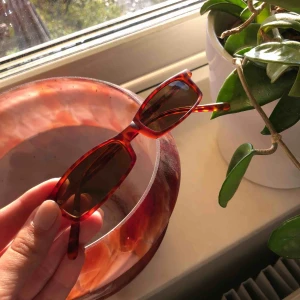 solglasögon - Dom är lite för stora för mig så det är därför jag säljer dom,dom är köpta i second hand butik!