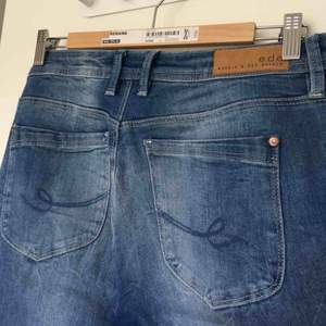 Snygga jeans från Esprit. Aldrig använda för de är tyvärr för stora. De är lite utsvänga och denimfärgen är gorgeous!! 