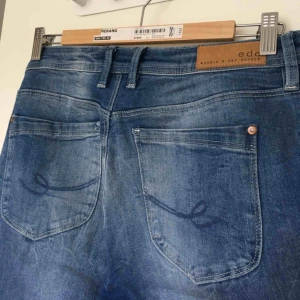  - Snygga jeans från Esprit. Aldrig använda för de är tyvärr för stora. De är lite utsvänga och denimfärgen är gorgeous!! 