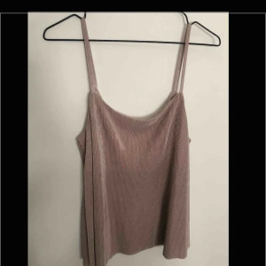  - Linne från Cubus, storlek XS men passar mig som är M också. Skickas gratis men om man vill ha fler plagg så tillkommer fraktavgift :)