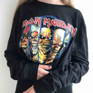  - Iron maiden långärmad crop-top. I storlek L men nice att ha oversized