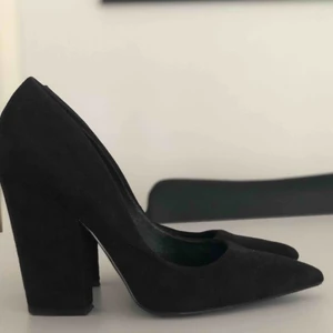  - Pumps med tjock klack. Använda ett fåtal gånger och i nyskick. Hämtas i Malmö eller skickas om köparens står för frakt. 