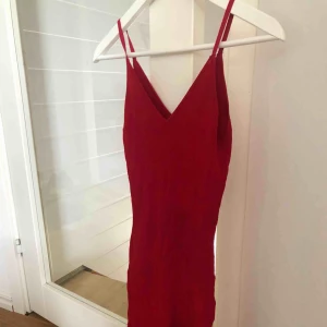  - Klänning från BikBok i storlek XS, säljer pga får inte användning. Har en fin slits ner mot benet. Köparen står för frakt men priset går att diskuteras!