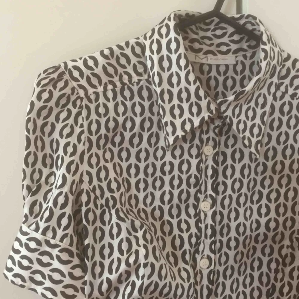 Underbar kortärmad silkesskjorta! Vintage, snygg passform och 100% silke🥰 storlek står ej men gissar XS-S. Skjortor.