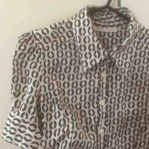 Underbar kortärmad silkesskjorta! Vintage, snygg passform och 100% silke🥰 storlek står ej men gissar XS-S