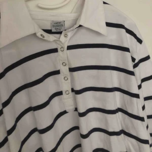 Randig tröja - Super fin oversize tröja som är köpt second hand. Vit&blå med en snygg krage. Har klippt av (se första bilden). Köparen står för frakt 💙💙🤩🤩💙