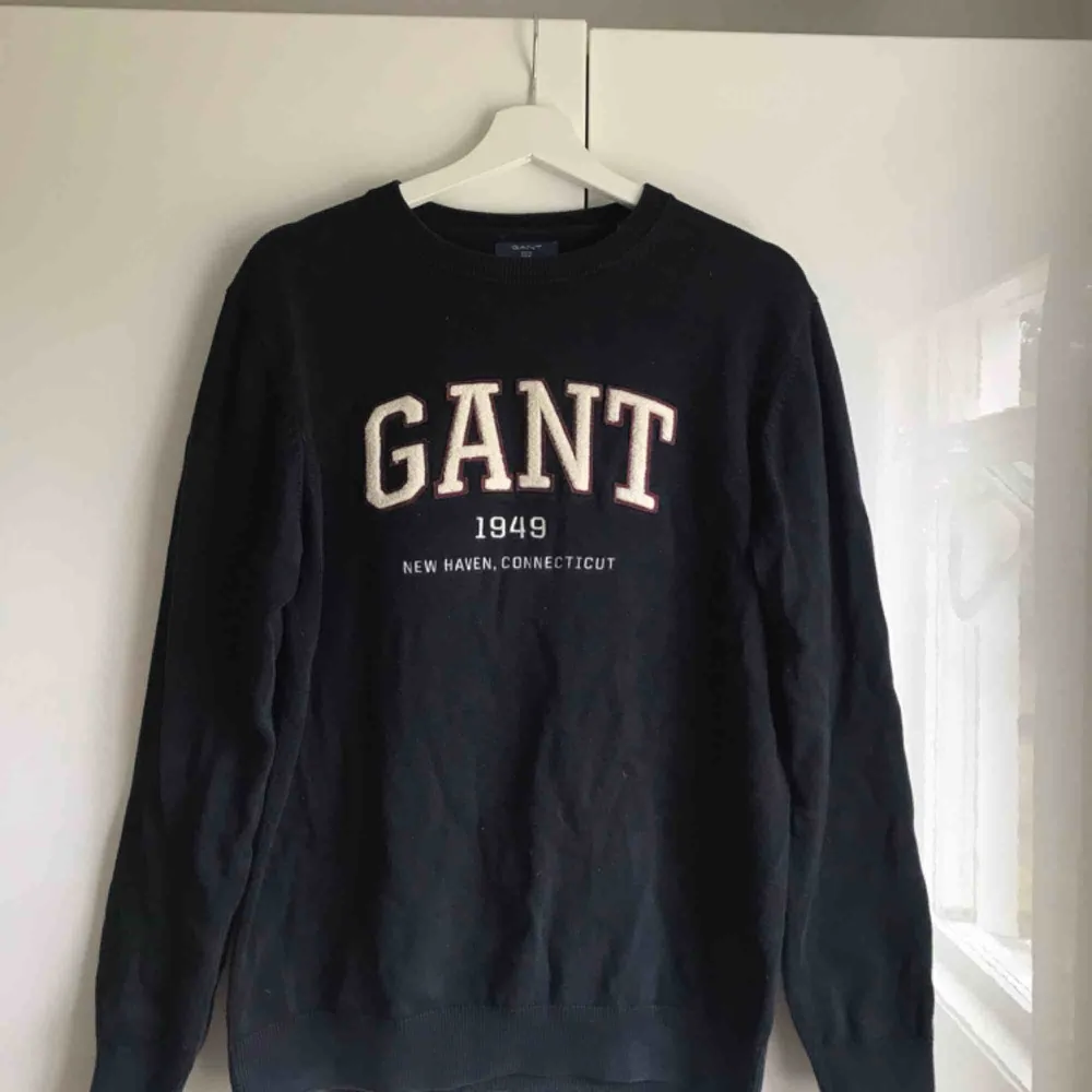 Snygg marinblå stickad Gant tröja i väldigt bra skick, herrmodell. Eventuell frakt tillkommer.. Tröjor & Koftor.