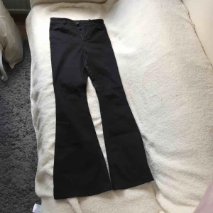  - Svarta högmidjad jeans.  Har haft på mig den många gånger men den är i god skick.  Pris kan förhandlas. 