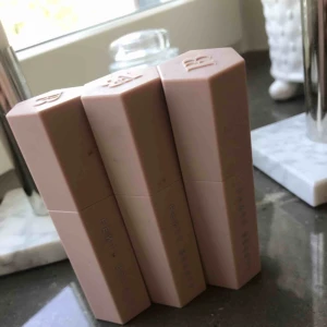  - Fenty beauty match stixs. Färgen light 100 Concealer,contour och highlight  Använd fåtal gånger och mycket produkt kvar De är magnetiska och kan sitta ihop.  Frakten ingår i priset så endast 179kr 