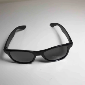  - Svarta solglasögon.  Har aldrig använt.  Pris kan förhandlas. 