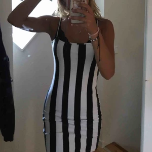  - Svart och vit randig tajt känning sååå himla snygg 