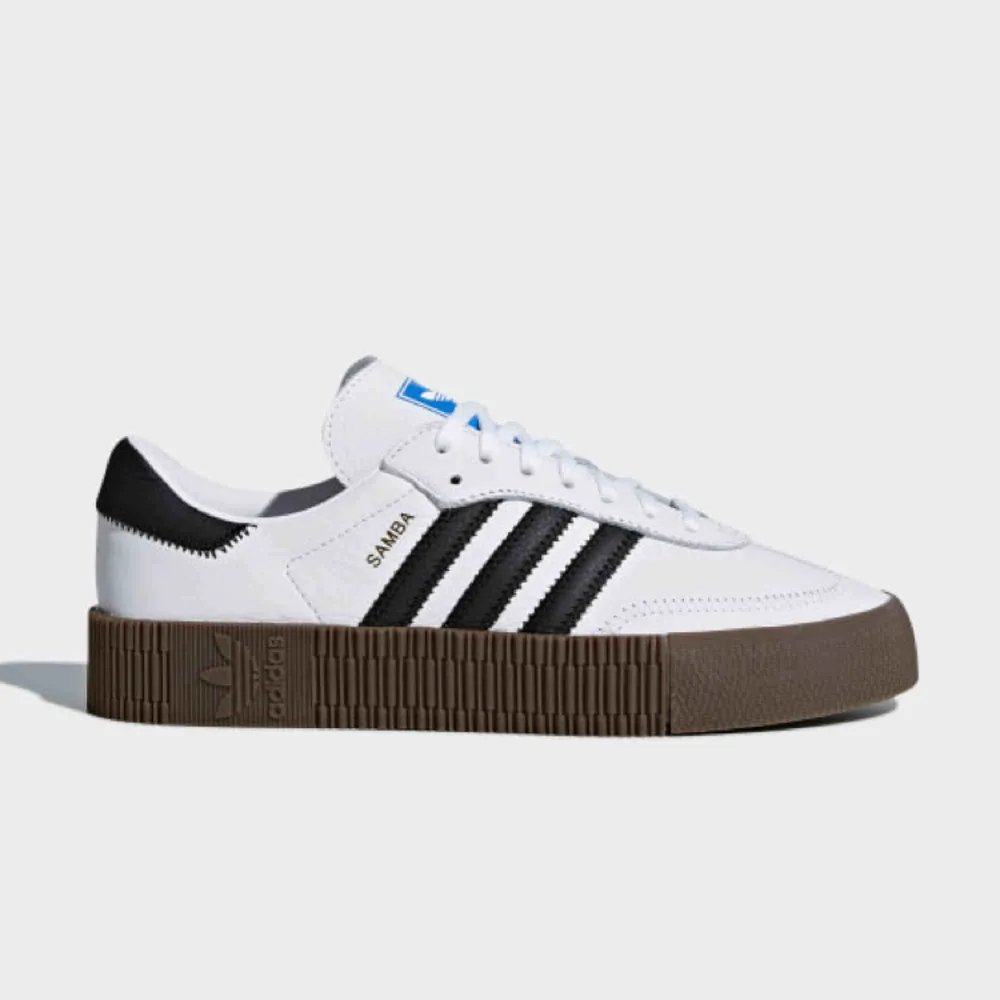 Säljer mina snygga Adidas Samba Rose som tyvärr inte kommer till någon användning! Har bara använt dem 1 gång så dem förtjänar ett nytt hem 🥺 Kan mötas upp i Malmö eller frakta! . Skor.