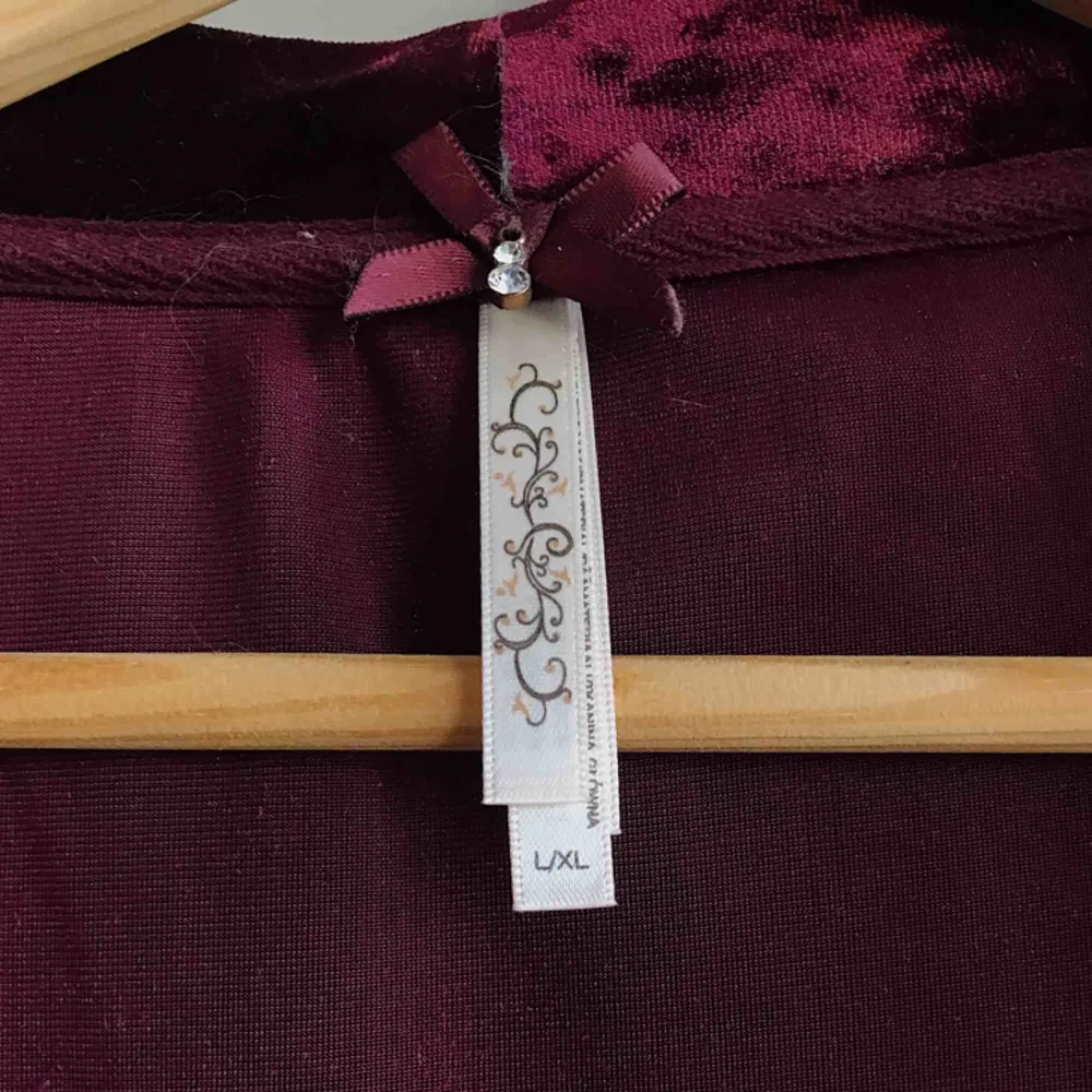 Kimono i lila sammet från Lindex, super skön och använd ca 2 gånger. Köparen står för frakt, kan eventuellt mötas upp i Stockholm också!. Tröjor & Koftor.