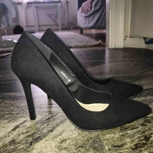  - Skor från Nelly. Aldrig använda. Storlek 38. 